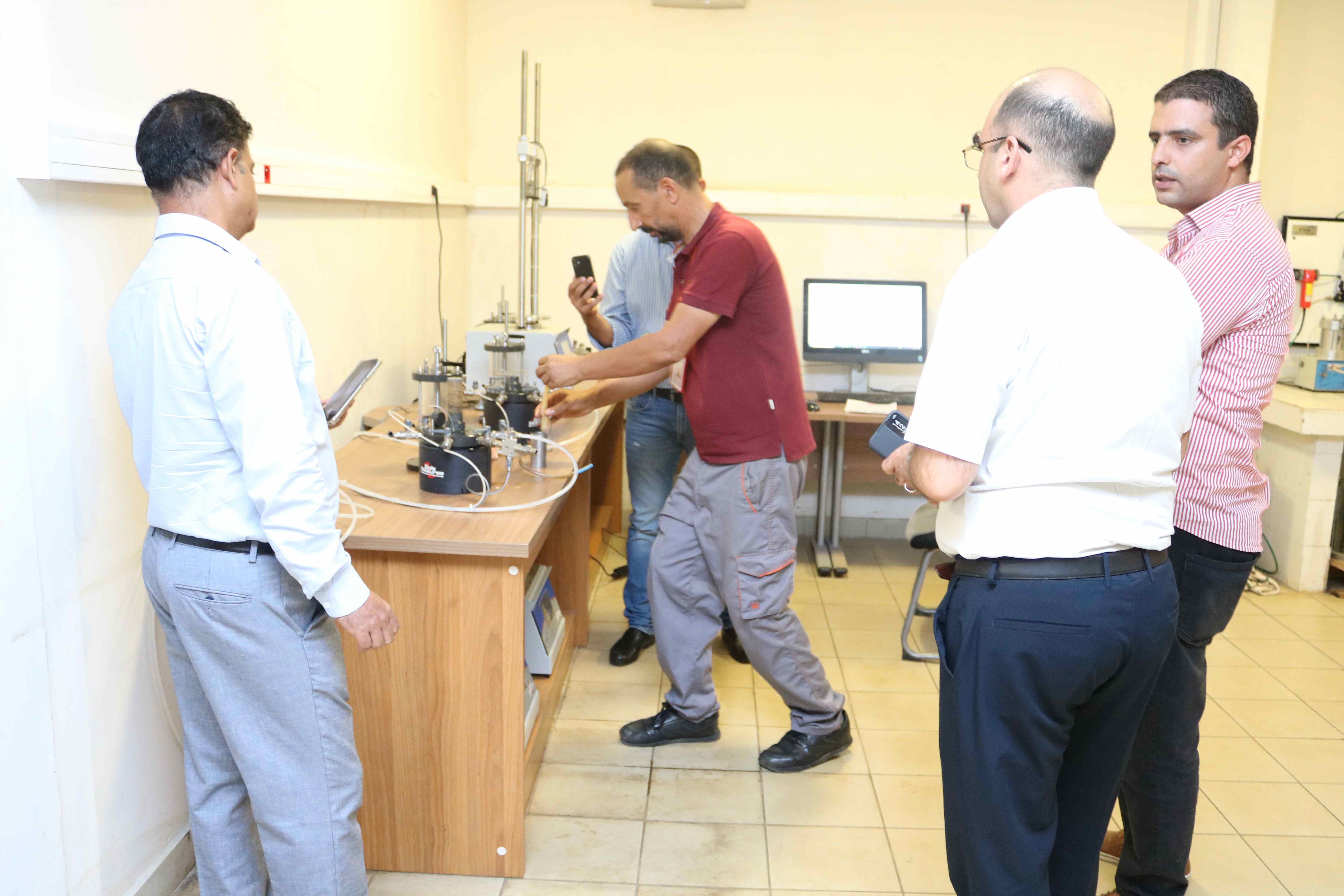 Le labo géo mécanique de l’E3MG très convoité par le BTP  grâce à son nouveau triaxial automatique